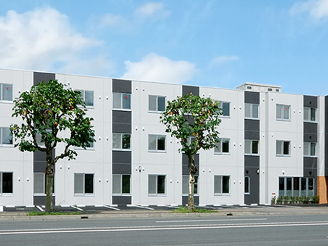 施設外観 外観   白を基調にした3階建ての建物が並び、すっきりした印象です。前面には木々が植えられ、落ち着いた雰囲気が感じられます。