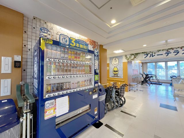 自動販売機のある廊下 廊下 廊下には自動販売機が設置され、必要なときにすぐにお飲み物を購入できます。リラックススペースも充実しています。