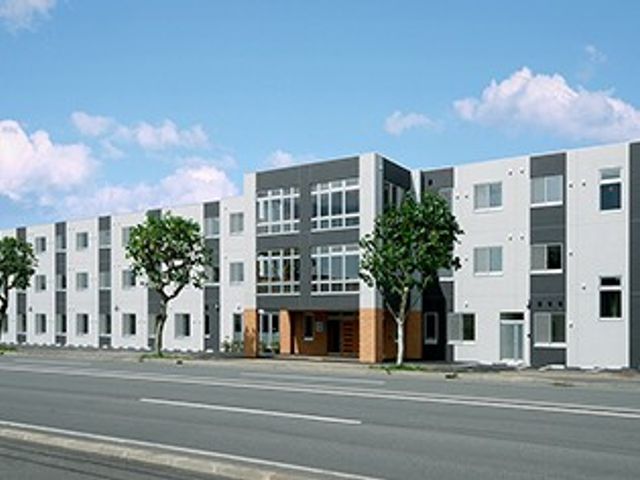 施設外観 外観   落ち着いた配色の建物が道路沿いに建っています。窓が多く、明るさを感じる外観です。