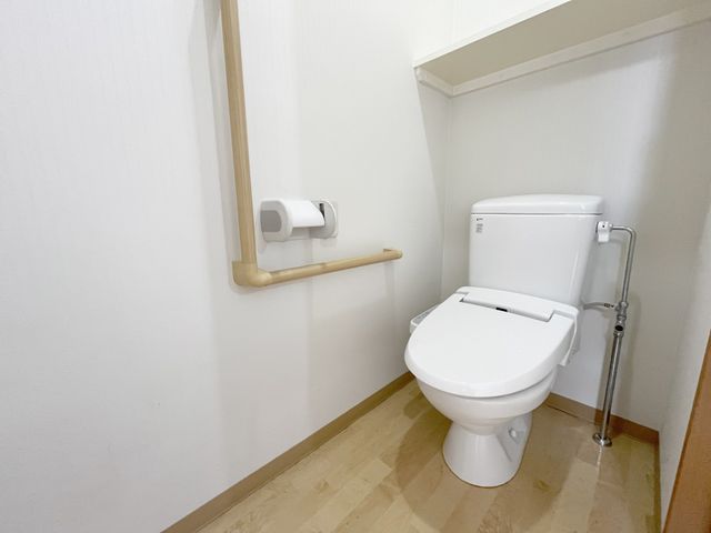 清潔なトイレエリア トイレ 手すりが設置されており、安全に配慮されたトイレです。効率的な動線で使いやすくなっています。