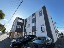 青空に映える建物の外観