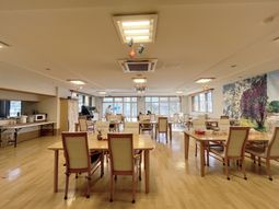 明るい食堂の様子