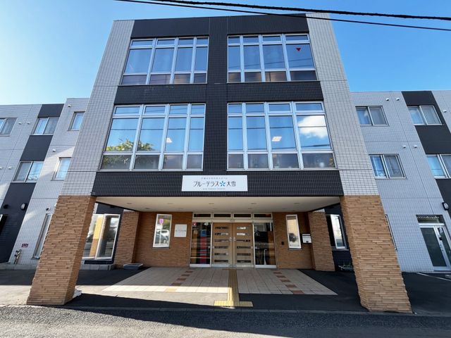 広々とした建物の外観 外観 広々としたエントランスを備えた施設の外観です。青空の下で快適な環境が整っています。
