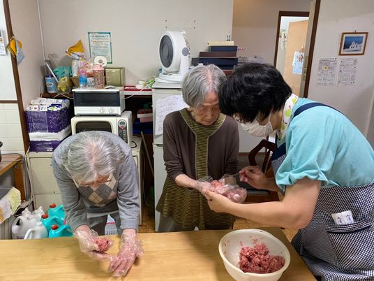 料理支援をする職員の姿