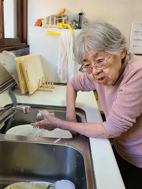 料理の手伝いをする施設の利用者