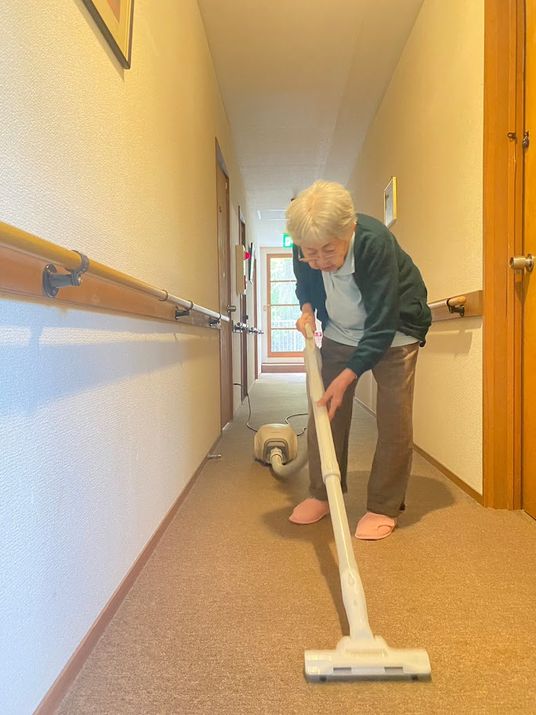 廊下で掃除する仕事風景