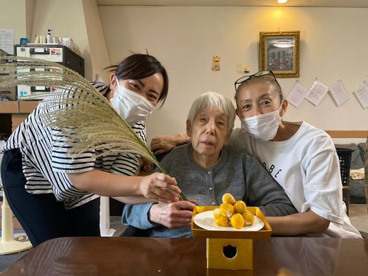 スタッフと高齢者のふれあい