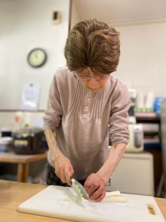 調理活動中の入居者サポート