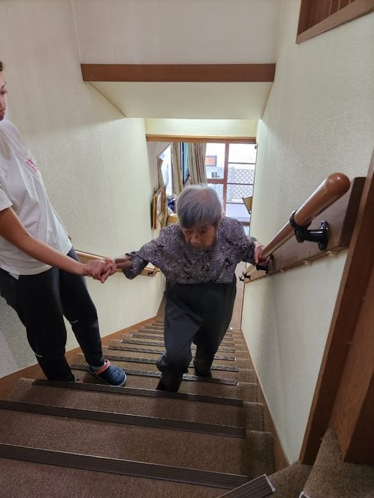 支援するスタッフと利用者の手