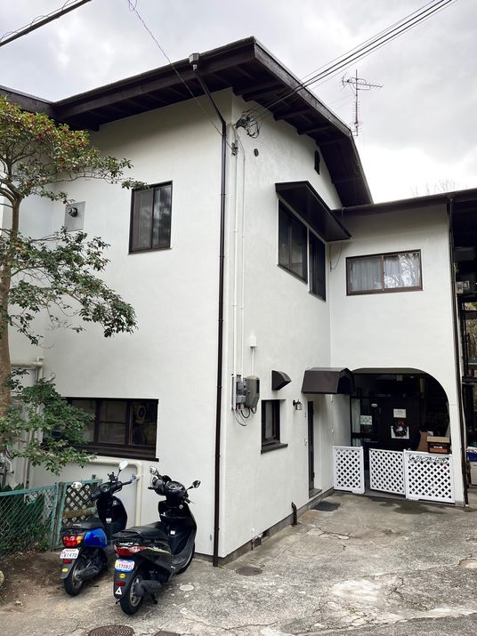 白壁の建物とバイク