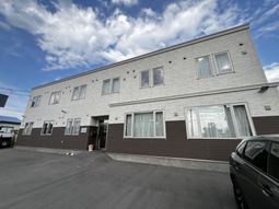 明るい外観の建物