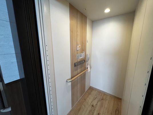 しっかりした手すりのエレベーター