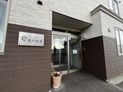 施設のエントランス