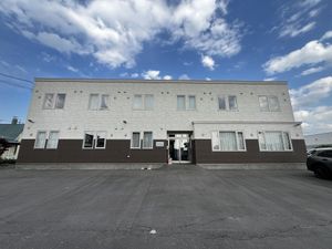 白い建物の外観