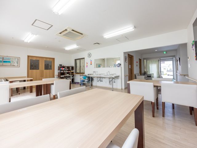ゆったりとしたダイニングルーム ダイニングルーム 広々としたダイニングルームでは、利用者が明るく開放感のある空間で食事を楽しんでいます。