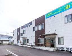 白亜の建物とエントランス