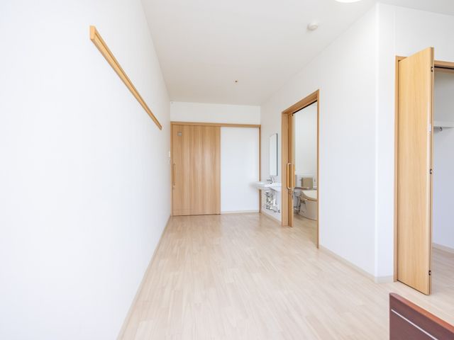 居心地の良い居室の一角 居室 ゆとりのある造りで落ち着いた雰囲気の居室です。手すりも設置され、安全に配慮されています。
