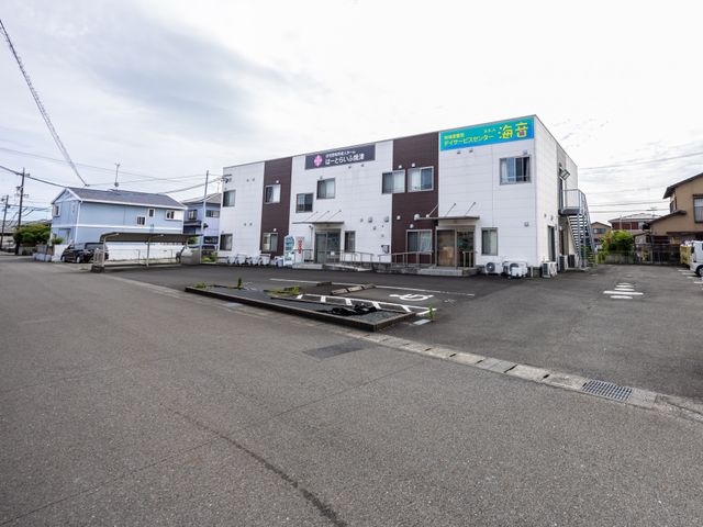 清潔感のある外観 外観 ゆとりのある駐車スペースをそなえた、白と青の配色が印象的な建物です。明るい雰囲気で、安心してお過ごしいただける環境をご提供いたします。