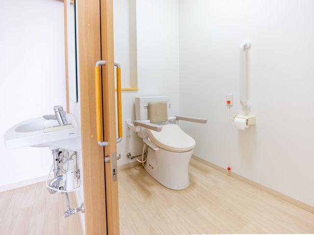 バリアフリー対応のトイレ トイレ 手すり付きで安全に配慮された清潔なトイレです。必要なサポートも整い、安心してご利用いただけます。