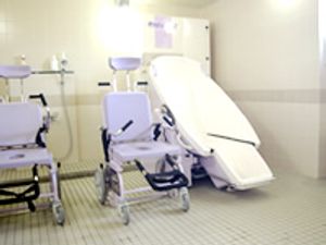 バリアフリー設計の浴室