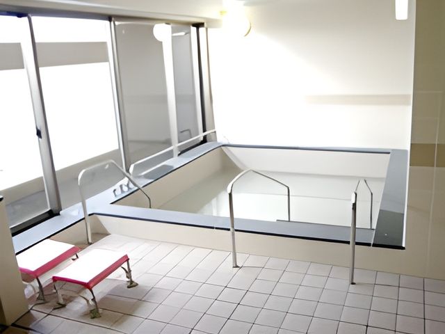 バリアフリー設計の浴室 浴室 広々として手すり付きの浴室です。安全かつ快適な入浴をサポートする設備が整っています。