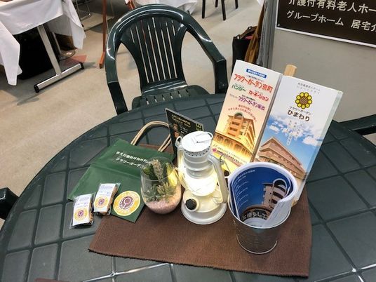 案内物が並ぶテーブルの休憩室  