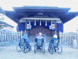 和風建築前の車椅子の方々