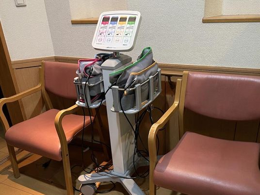 血圧測定機のある待合室  