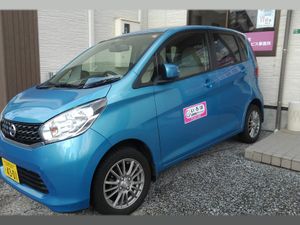 送迎車が停車する外観  