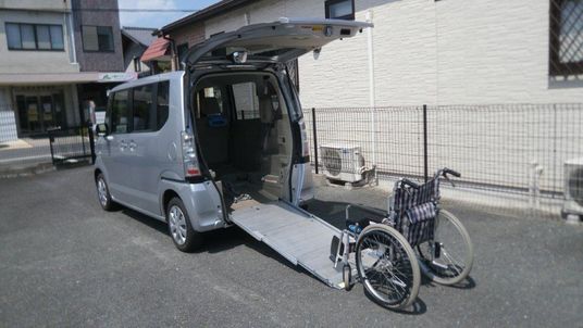 車椅子用リフト付き車両