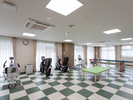 リハビリ機器の揃う部屋