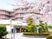 桜に囲まれた外観  