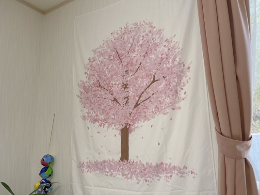 壁に掛かる桜のタペストリー