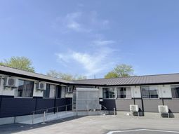 外壁ベージュの建物全景
