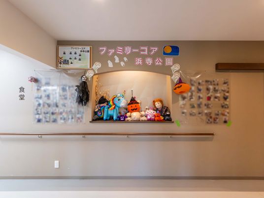 飾り棚のある共有スペース