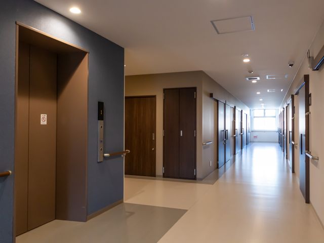 ゆったり廊下 廊下 手すりが設置された明るく清潔な廊下です。安全にご移動いただける設計がされています。