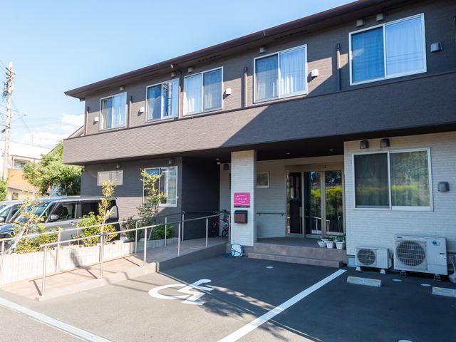 ゆったりとしたエントランス 外観 広々としてバリアフリーのエントランスです。来訪者を温かく迎える設計になっております。