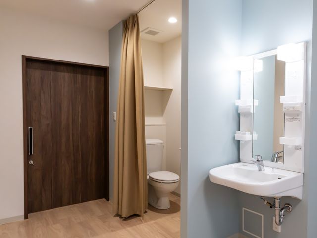 快適な洗面所とトイレ トイレ 洗面台は明るく清潔感があり、隣接しているトイレも使いやすそうです。お手入れも簡単そうな空間です。
