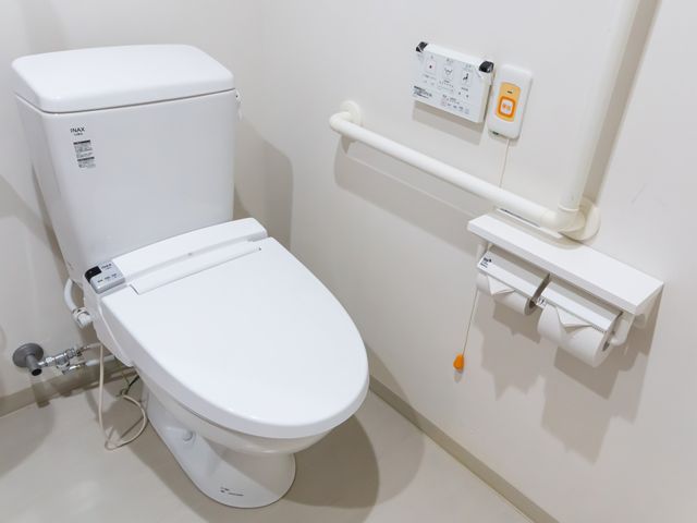 手すり付き清潔なトイレ トイレ 手すりが設置された清潔な環境です。安全に配慮した設計で、ご利用者様の快適さを実現しています。