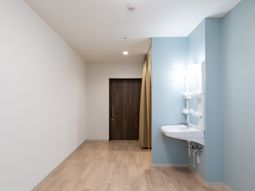 居室の洗面台と扉