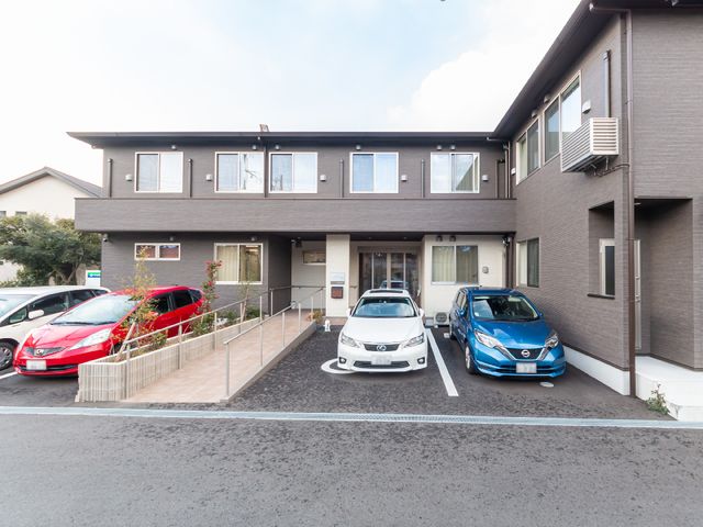 現代的な外観の建物入口 外観 落ち着いた色合いの建物前です。駐車場が完備されており、アクセスも良好です。