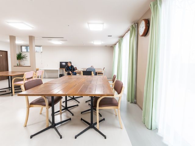 ゆったりしたダイニング空間 ダイニングルーム 明るく広々としたダイニングでの食事サポートを通し、入居者様との温かなふれあいを大切にできるお仕事です。