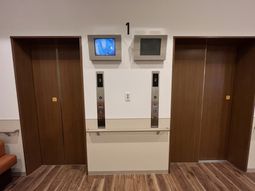 エレベーターが並ぶ廊下