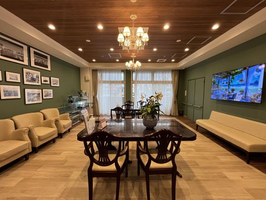 明るいラウンジ