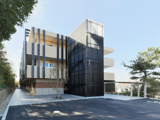 明るく穏やかな建物外観