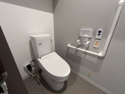 手すり付きのトイレ