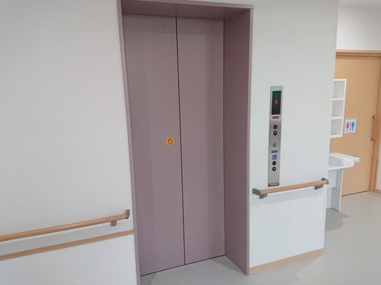 手すり付きエレベーター