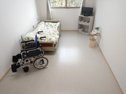 清潔な居室と車椅子