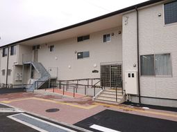 明るい外観の介護施設