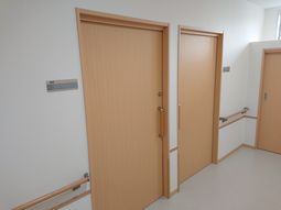 手すり付き廊下と扉